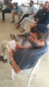 איש עם קלפי חוסן
