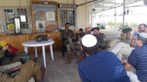 פרחי הניהול עם חיילים
