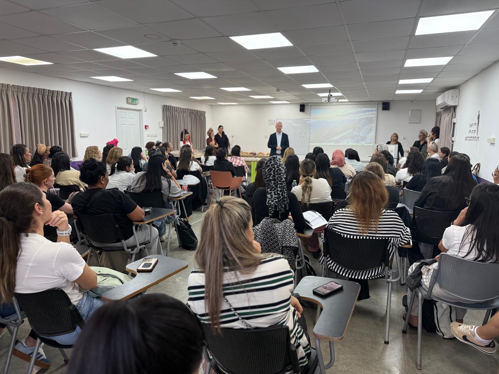 60 סטודנטיות באקדמית חמדת