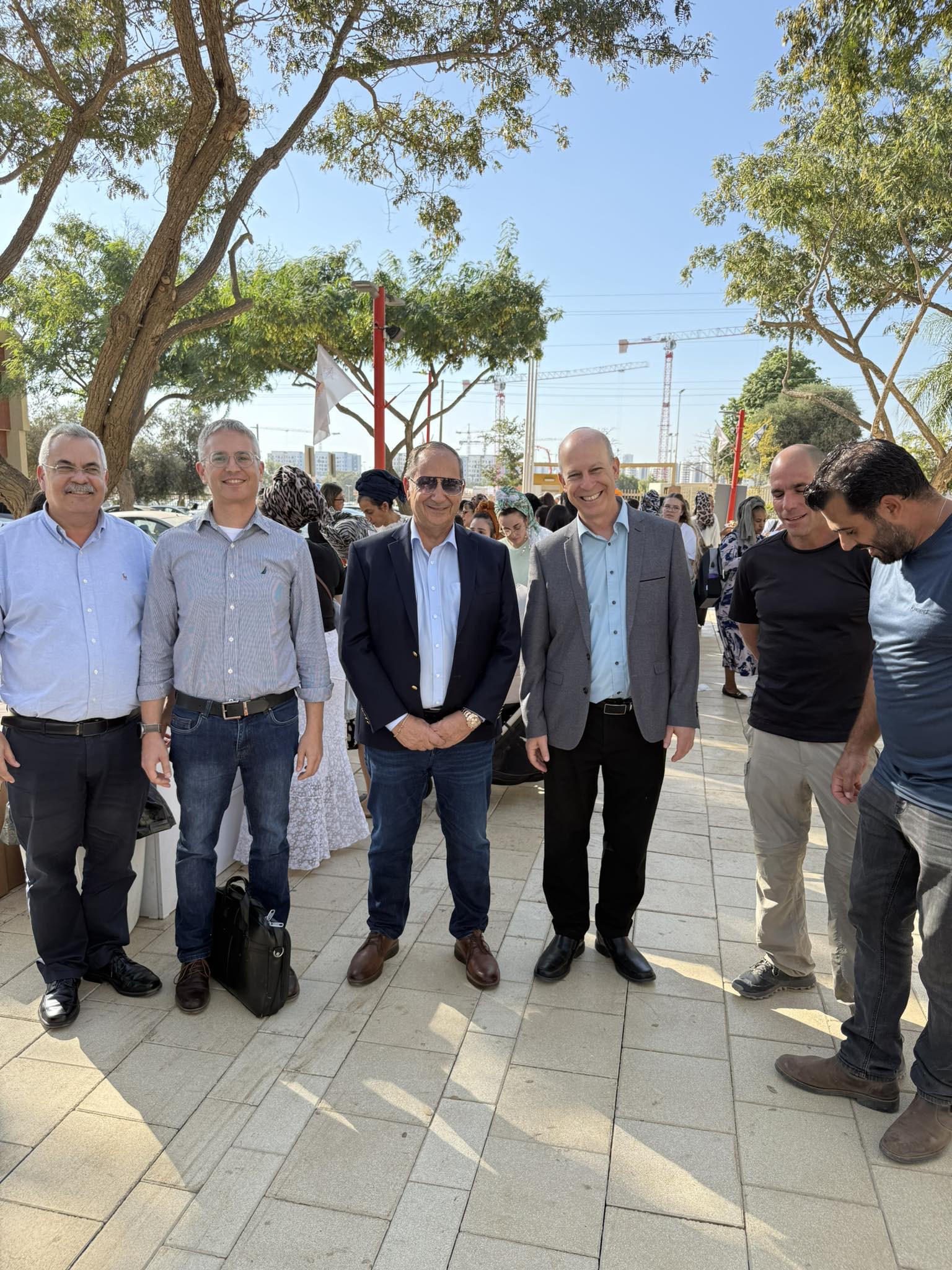 פרופ’ חיים שקד מחלק מחשבים ניידים לסטודנטים – האקדמית חמדת