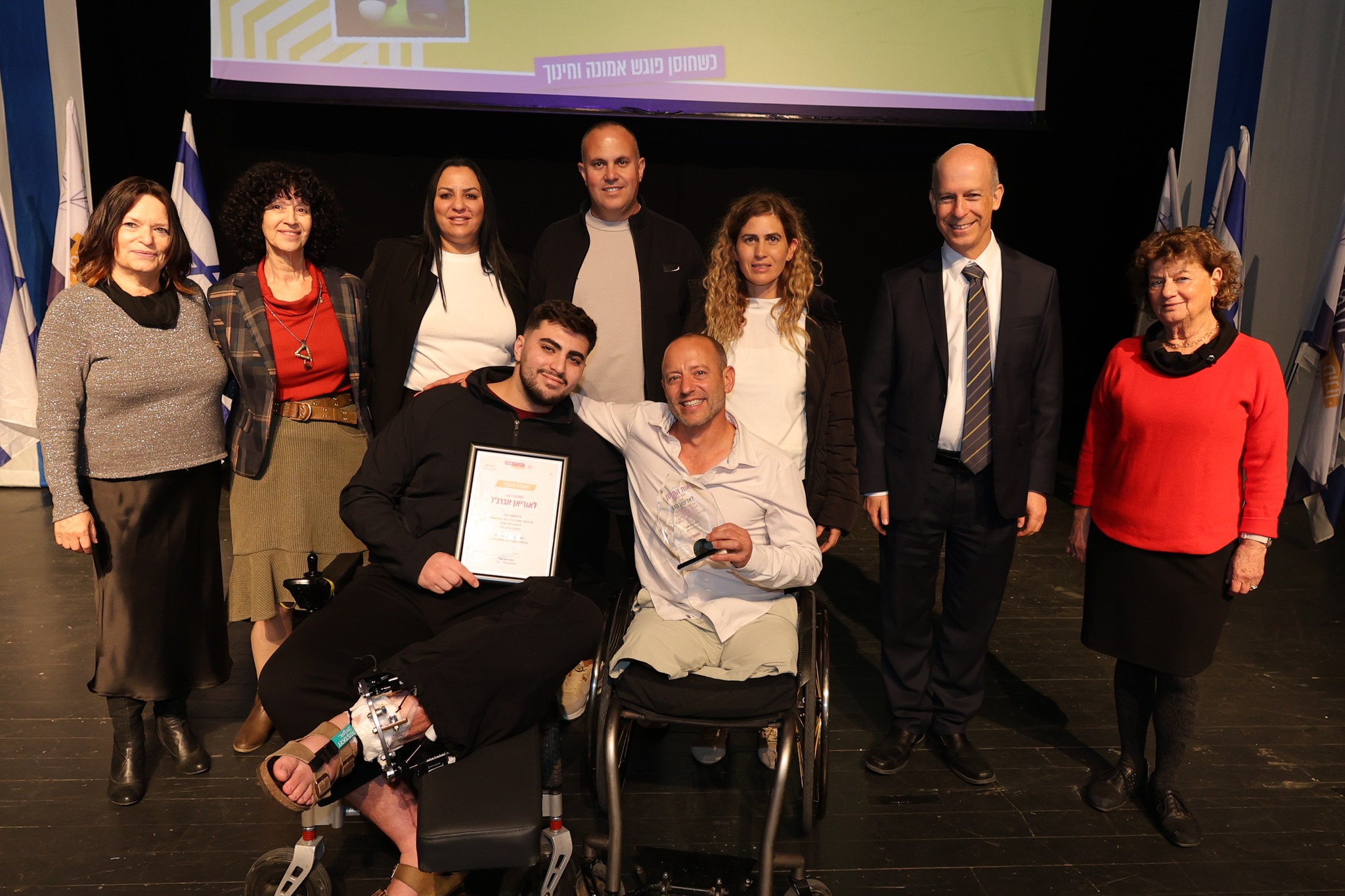 אלישע מדן מקבל אות החוסן