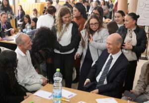 הסטודנטית שאלישע החליף לה גלגל מספרת זאת לסובבים