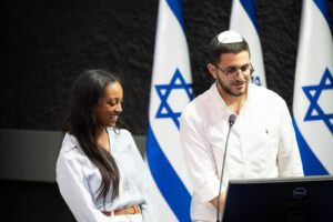 הסטודנטים מאקדמית חמדת מנחים את מושב הפתיחה